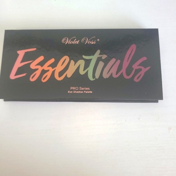 Violet Voss essentials pallette - Picture 2 of 3